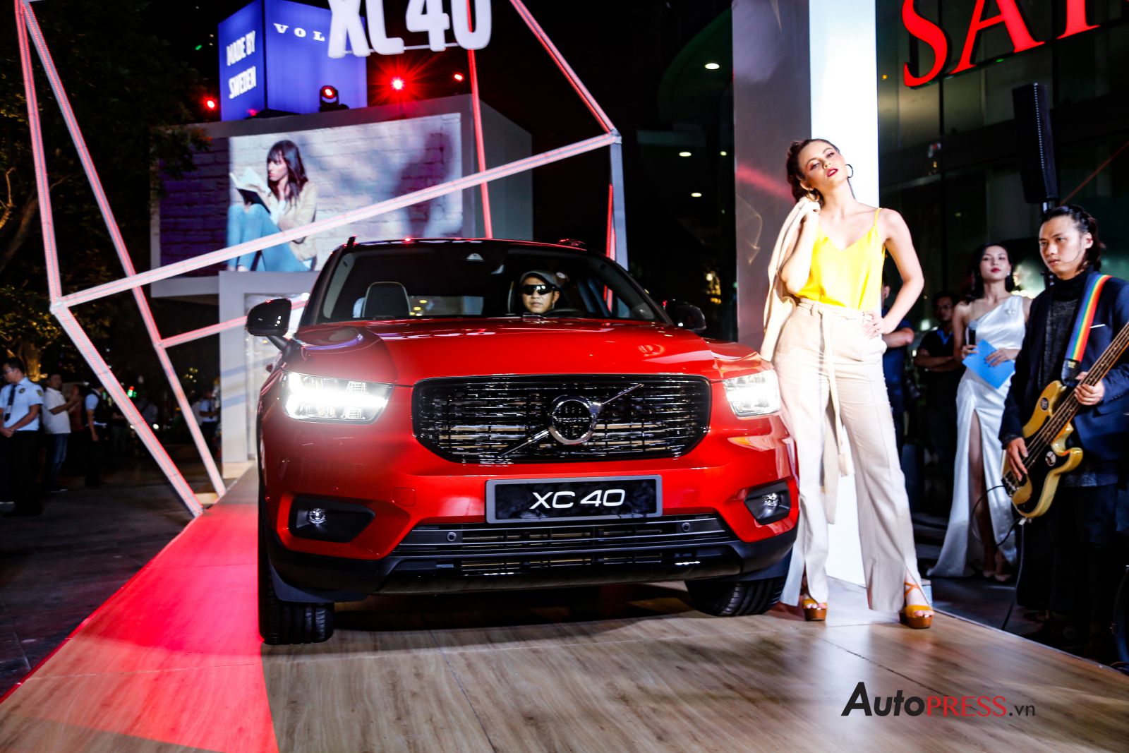 Volvo XC40 ra mắt khách hàng Việt, giá 1,75 tỷ đồng