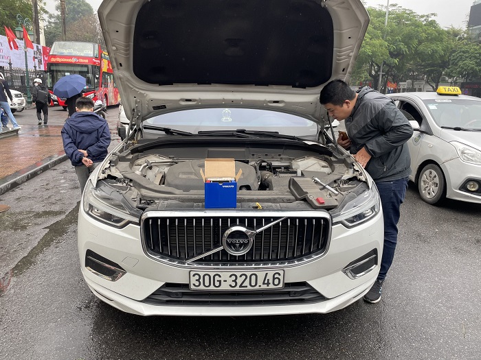 Thay bình ắc quy phụ của xe Volvo XC40 XC60 XC90 S90 tại Hà Nội