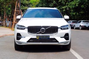 Volvo XC60 2024 Trắng Ngọc Trai nhìn trực diện
