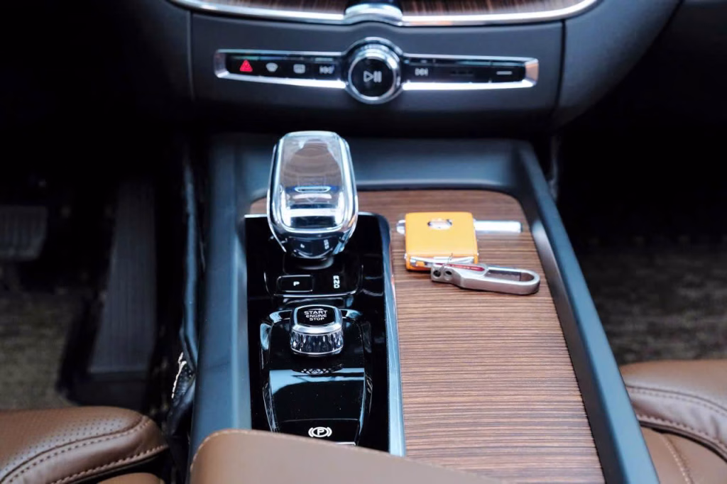 Cần số pha lê Orrefors trên Volvo XC60