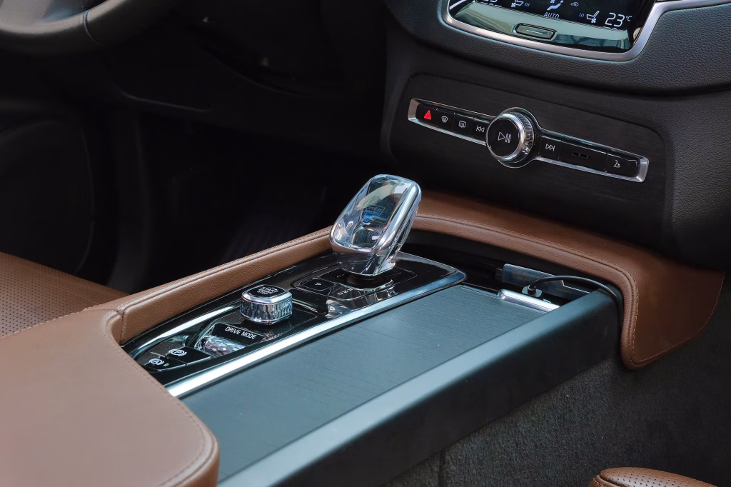 Cần số pha lê Orrefors Volvo XC90 lướt