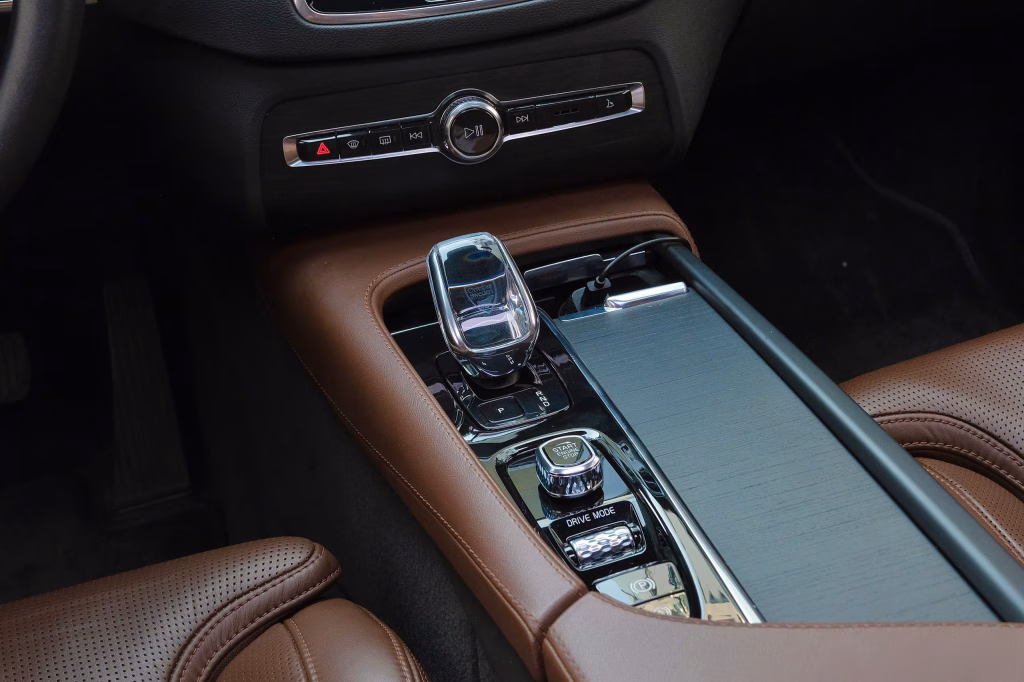 Cần số pha lê Orrefors Volvo XC90 lướt 2021