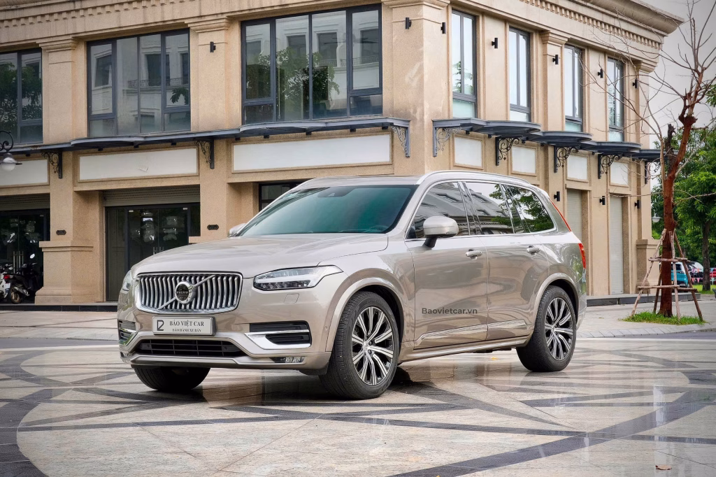 Volvo XC90 lướt màu vàng cát 