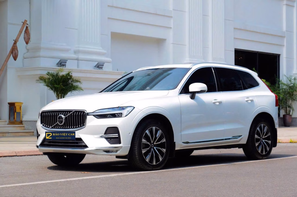 Volvo XC60 màu trắng nhìn góc 3/4 phía trước