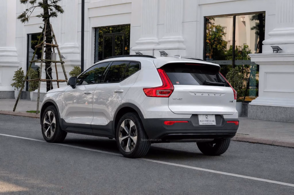 Đuôi xe Volvo XC40 màu xám
