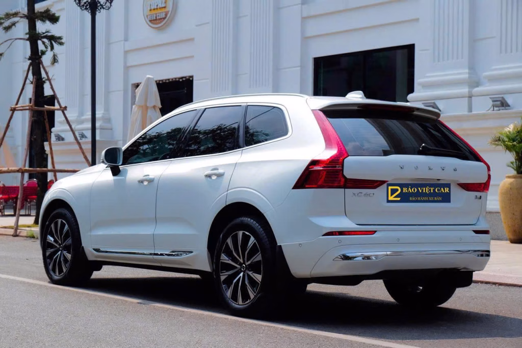 Đuôi xe Volvo XC60 2024 nguyên bản