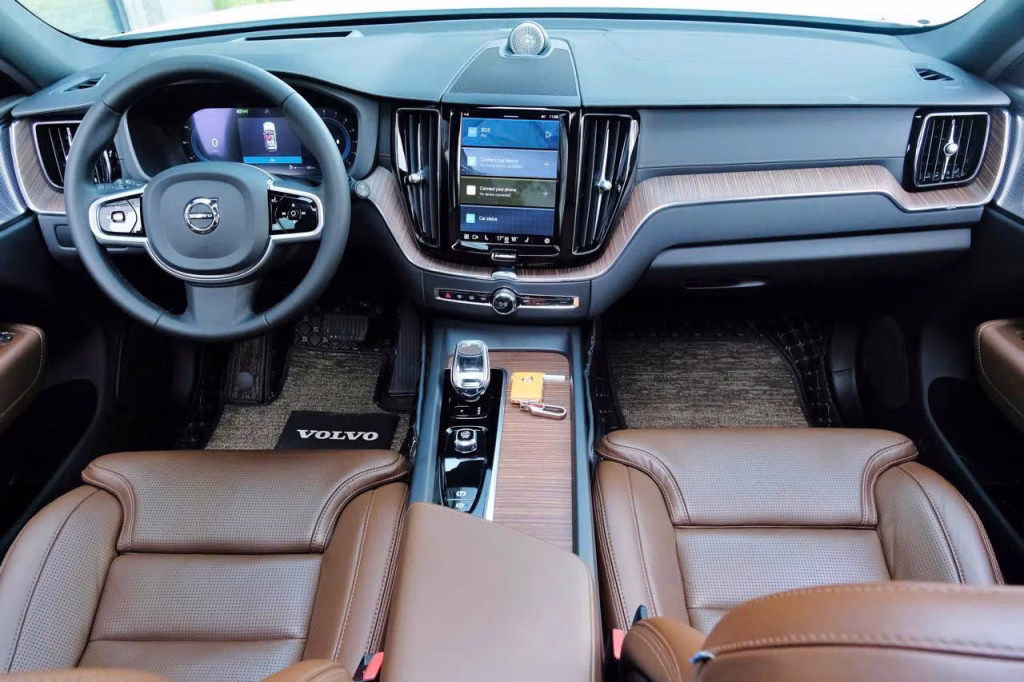 Khoang lái Volvo XC60 với màn hình trung tâm Google