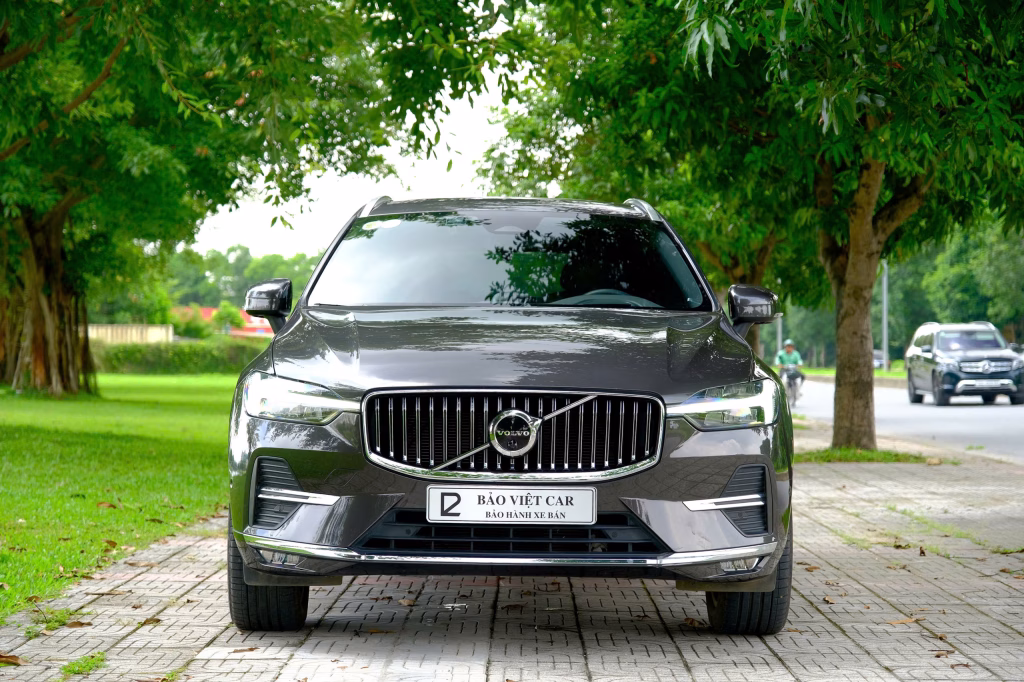 Volvo XC60 2023 lướt màu Xám Titan nhìn chính diện