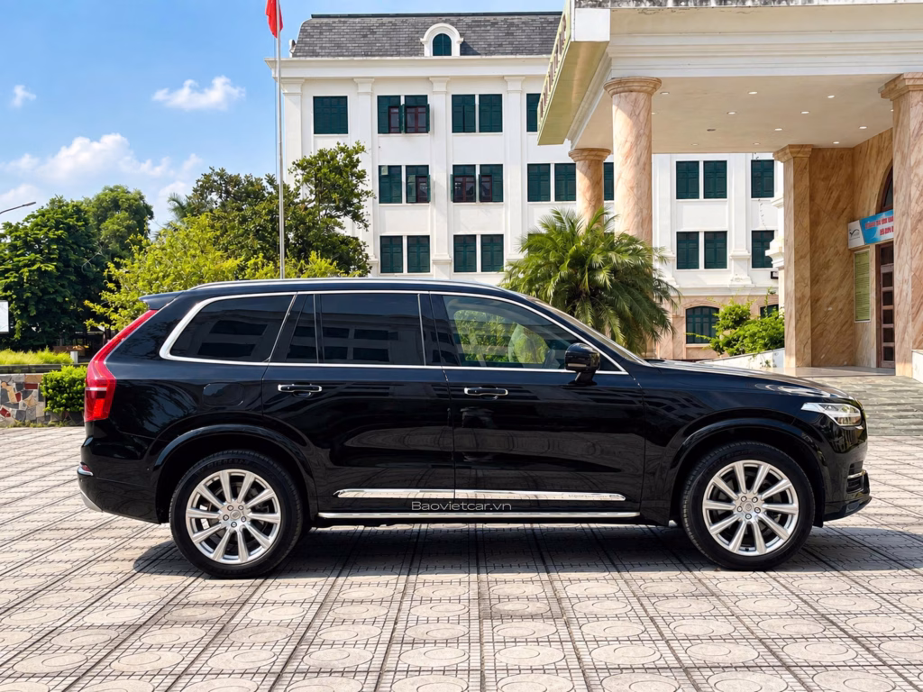 Volvo XC90 T6 2018 màu đen nhìn ngang